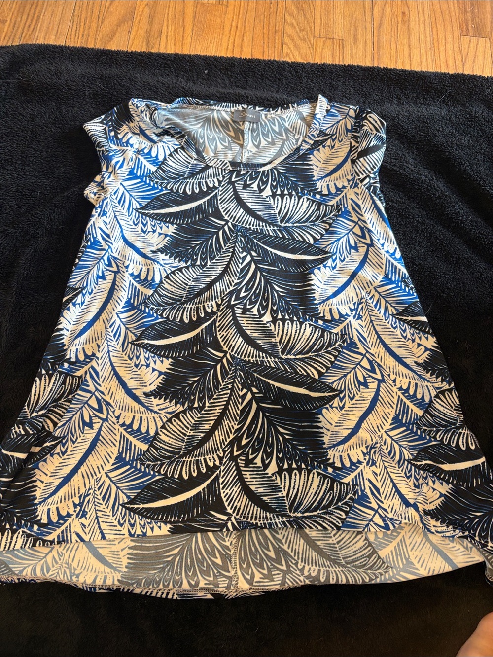 Women’s Blue and White Leaf Print Sleeveless Blouse